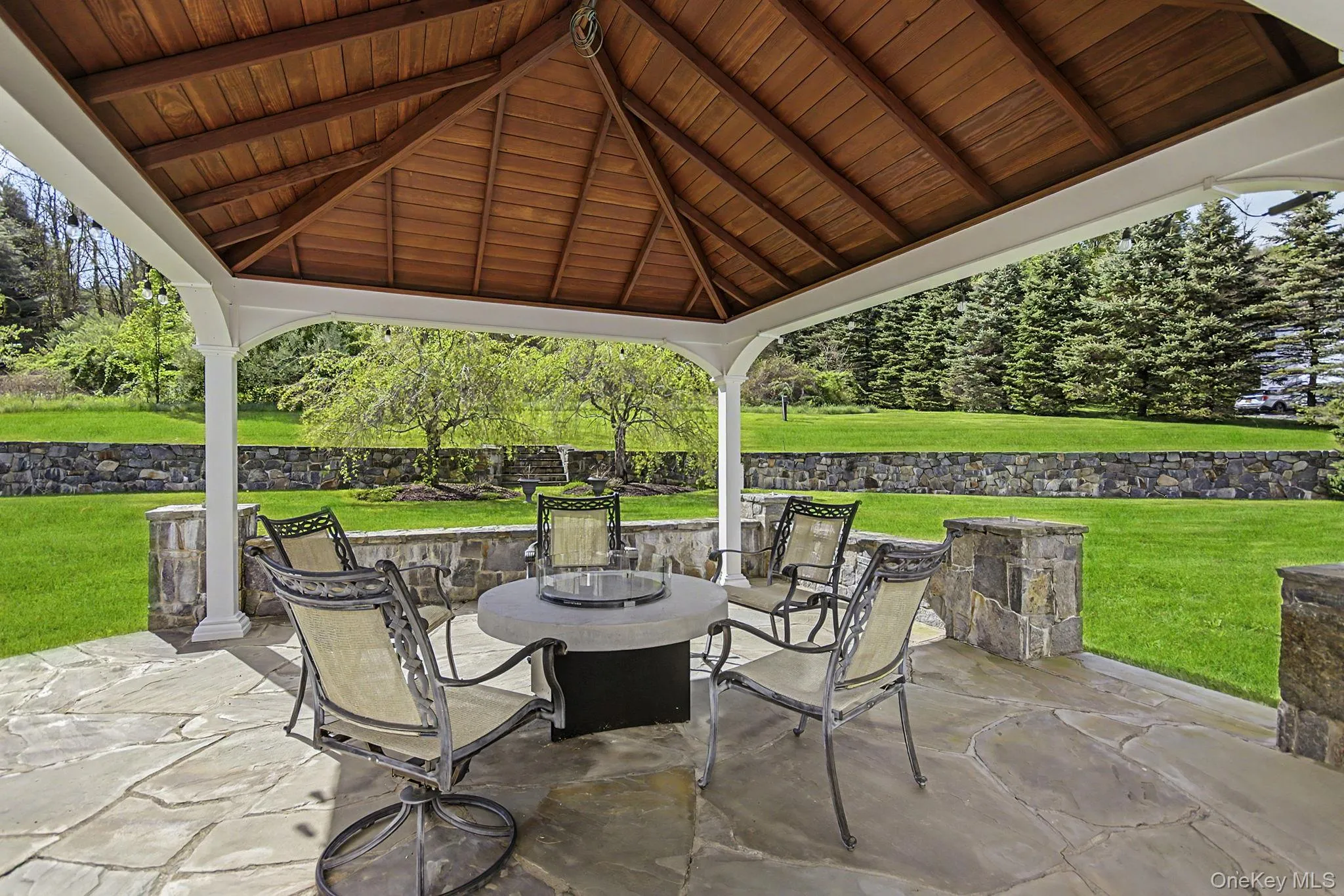 ....tongue-and-groove wood ceiling, gorgeous stone walls.. ....tongue-and-groove wood ceiling, gorgeous stone walls..