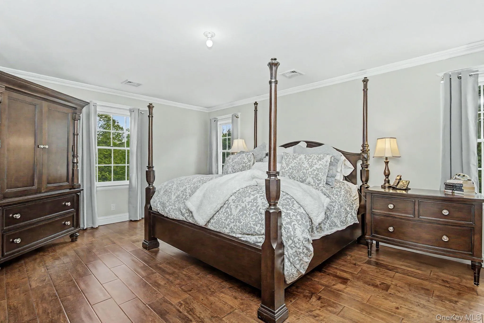 Large Primary ensuite w/ WIC and gleaming HWF Large Primary ensuite w/ WIC and gleaming HWF
