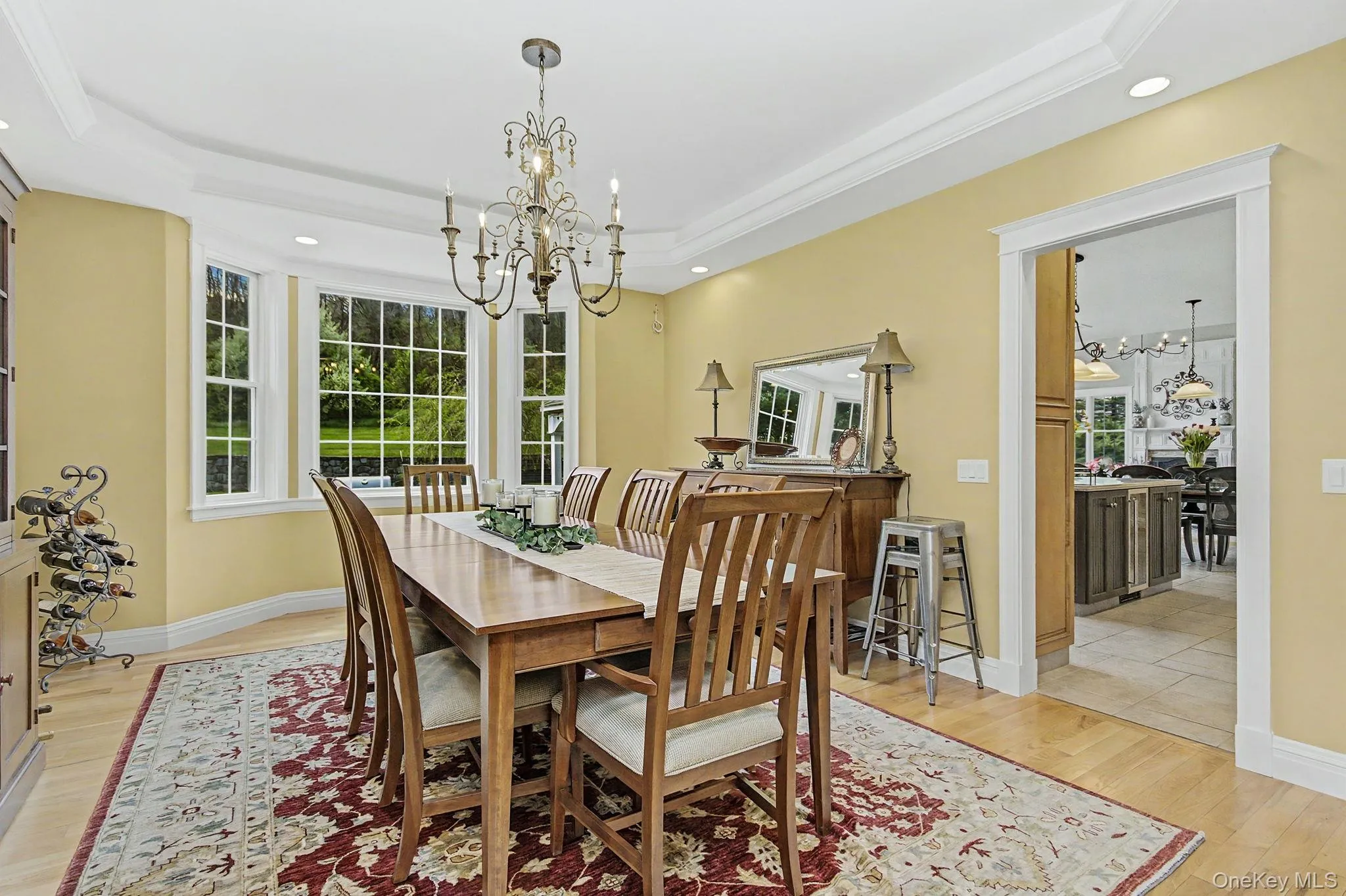 Large DR with lighted tray ceiling and custom molding. Large DR with lighted tray ceiling and custom molding.