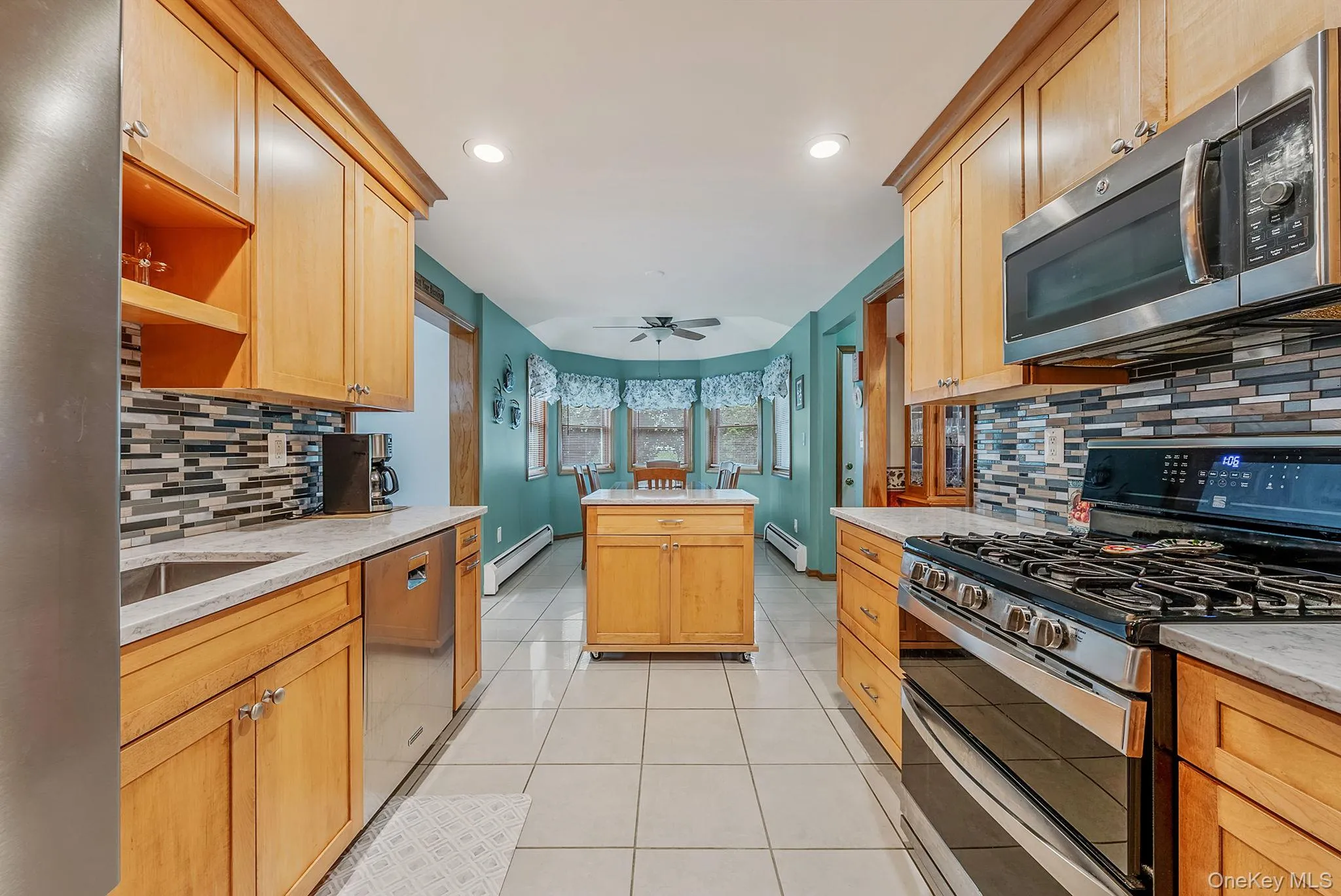 Updated EIK with SS Appliances, Gas Cooking, Open Flow to FDR and Family Room Updated EIK with SS Appliances, Gas Cooking, Open Flow to FDR and Family Room