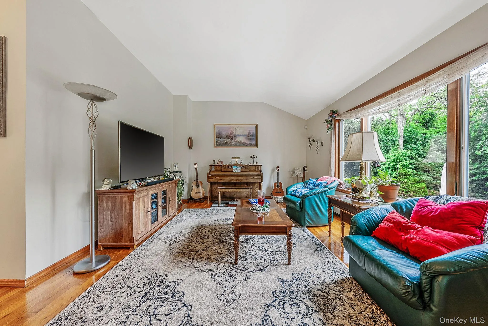 Formal LR with HW Floors, Vaulted Ceilings, Open Flow to Entry Foyer and Family Room Formal LR with HW Floors, Vaulted Ceilings, Open Flow to Entry Foyer and Family Room