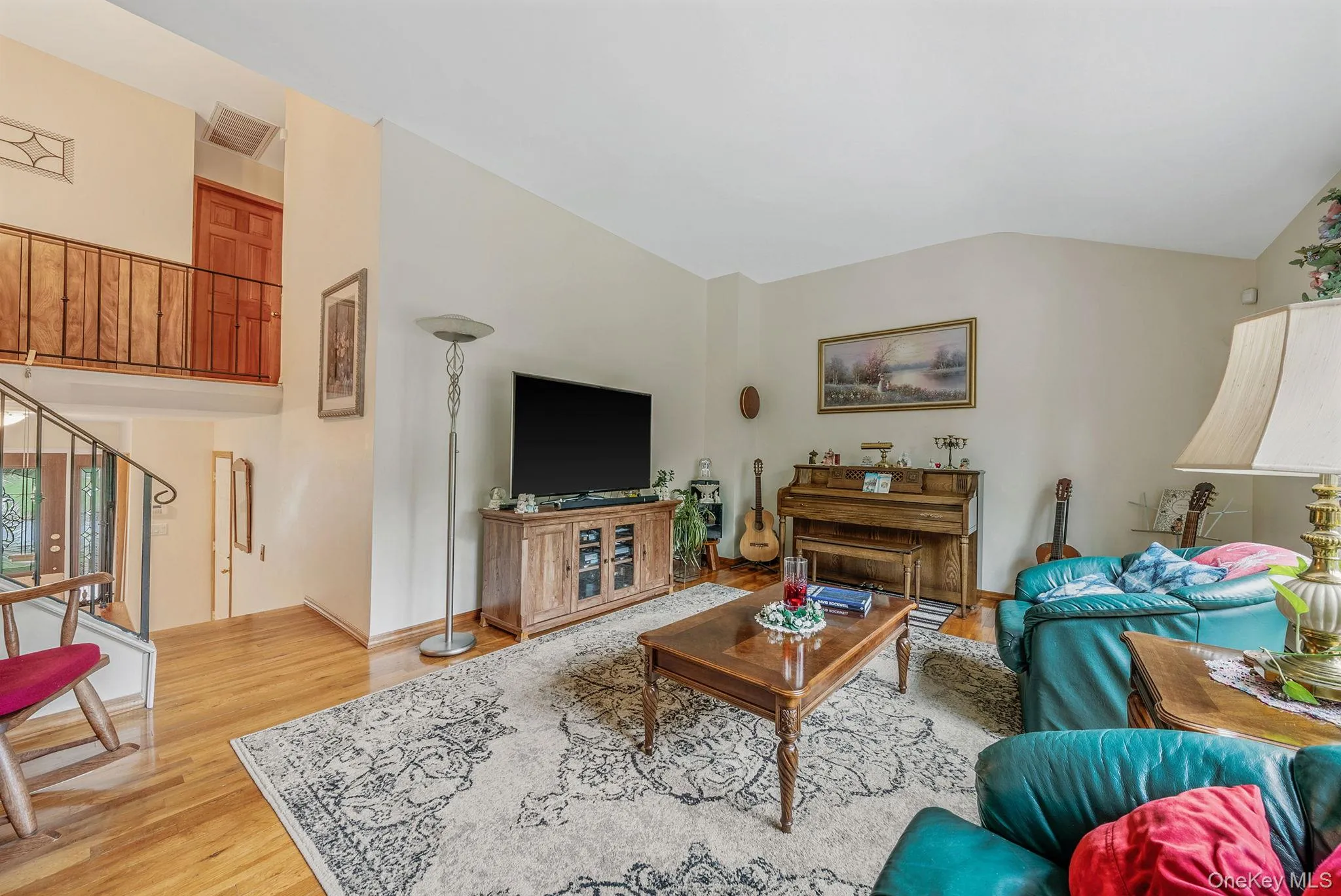 Formal LR with HW Floors, Vaulted Ceilings, Open Flow to Entry Foyer and Family Room Formal LR with HW Floors, Vaulted Ceilings, Open Flow to Entry Foyer and Family Room
