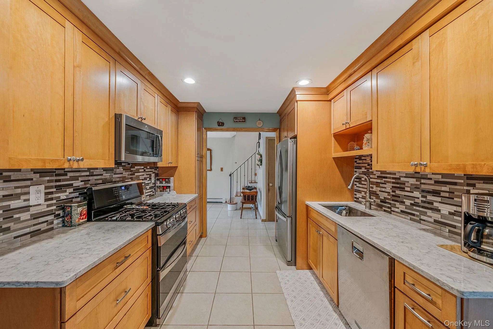 Updated EIK with SS Appliances, Gas Cooking, Open Flow to FDR and Family Room Updated EIK with SS Appliances, Gas Cooking, Open Flow to FDR and Family Room