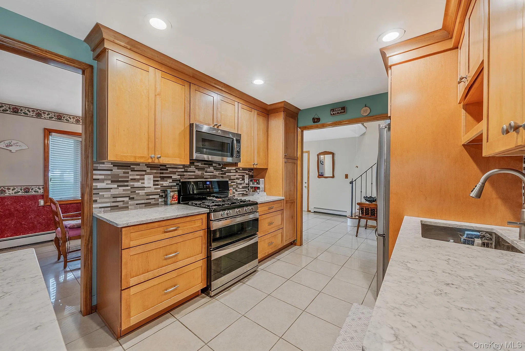 Updated EIK with SS Appliances, Gas Cooking, Open Flow to FDR and Family Room Updated EIK with SS Appliances, Gas Cooking, Open Flow to FDR and Family Room