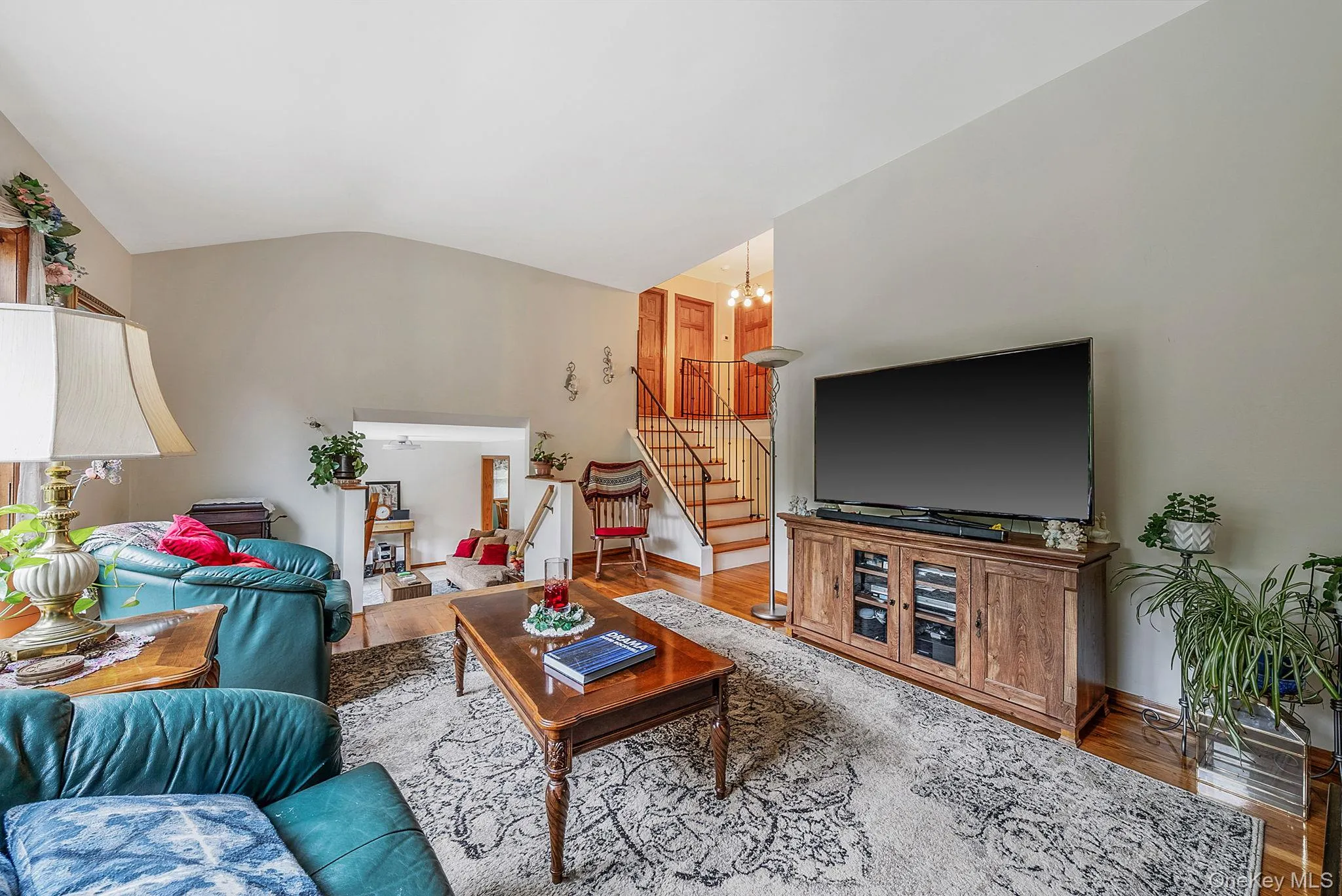 Formal LR with HW Floors, Vaulted Ceilings, Open Flow to Entry Foyer and Family Room Formal LR with HW Floors, Vaulted Ceilings, Open Flow to Entry Foyer and Family Room