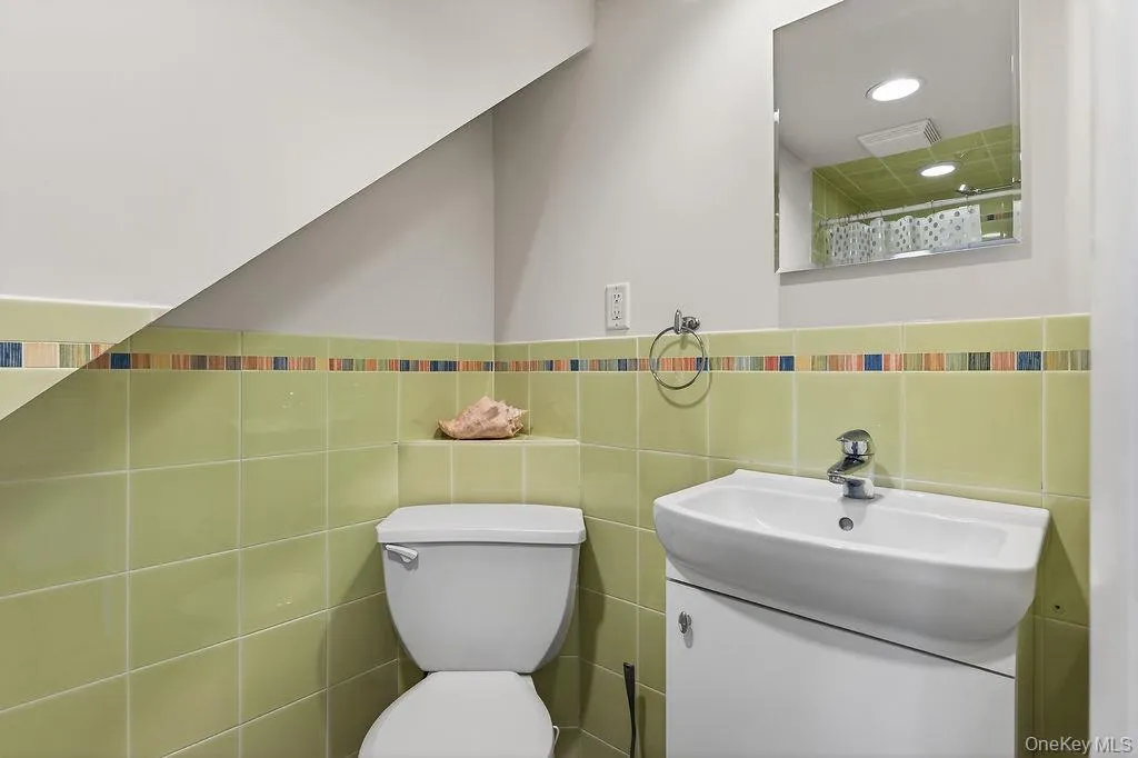 Upper-level bath Upper-level bath