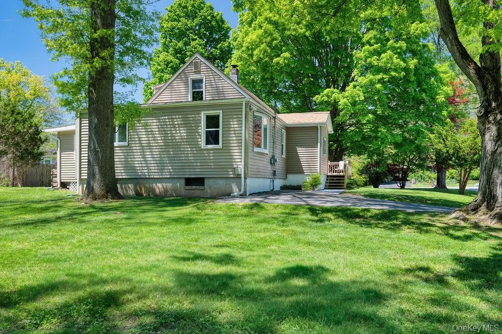 Spacious driveway. Spacious driveway.