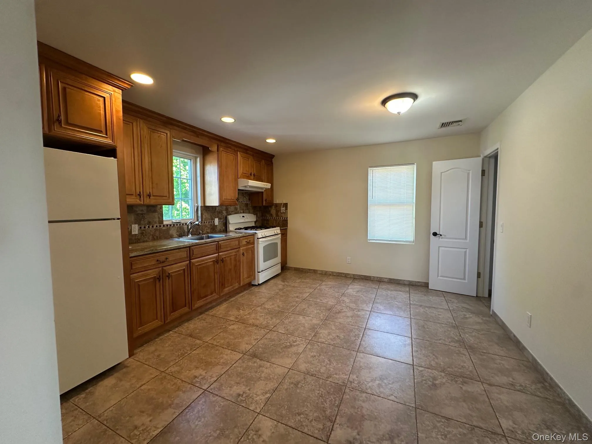 38 east Avenue, Glen Cove, NY, 2 Bedrooms Bedrooms, 4 Rooms Rooms,1 BathroomBathrooms,Residential Lease,For Rent,east,0,999011 38 east Avenue, Glen Cove, NY, 2 Bedrooms Bedrooms, 4 Rooms Rooms,1 BathroomBathrooms,Residential Lease,For Rent,east,0,999011