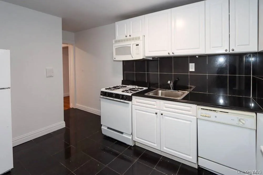 14 Beach Road, North Hempstead, NY, 2 Bedrooms Bedrooms, 4 Rooms Rooms,1 BathroomBathrooms,Residential Lease,For Rent,Beach,0,999039 14 Beach Road, North Hempstead, NY, 2 Bedrooms Bedrooms, 4 Rooms Rooms,1 BathroomBathrooms,Residential Lease,For Rent,Beach,0,999039