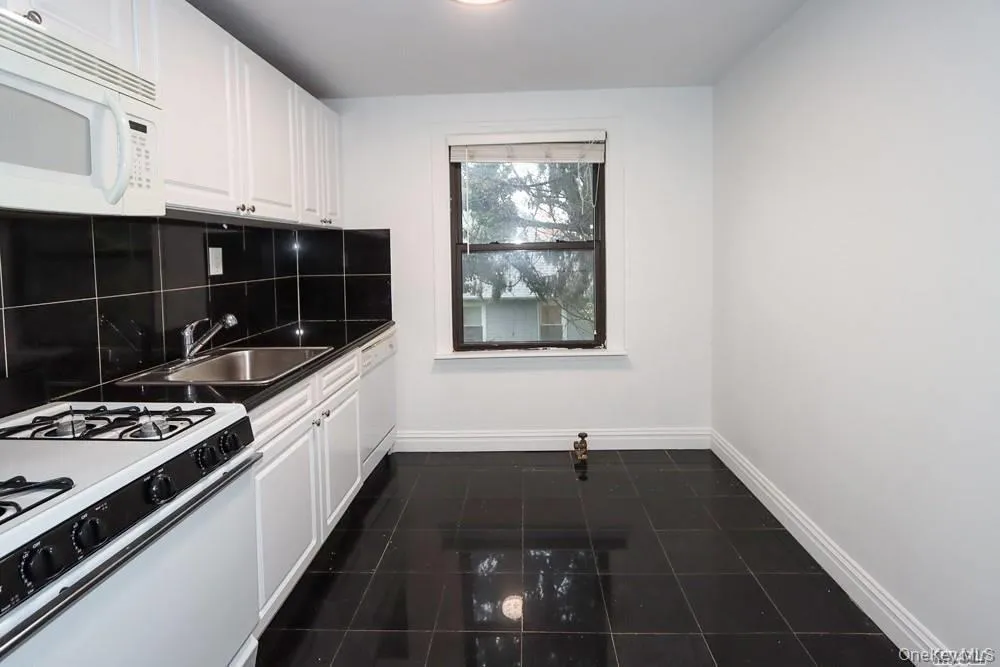 14 Beach Road, North Hempstead, NY, 2 Bedrooms Bedrooms, 4 Rooms Rooms,1 BathroomBathrooms,Residential Lease,For Rent,Beach,0,999039 14 Beach Road, North Hempstead, NY, 2 Bedrooms Bedrooms, 4 Rooms Rooms,1 BathroomBathrooms,Residential Lease,For Rent,Beach,0,999039