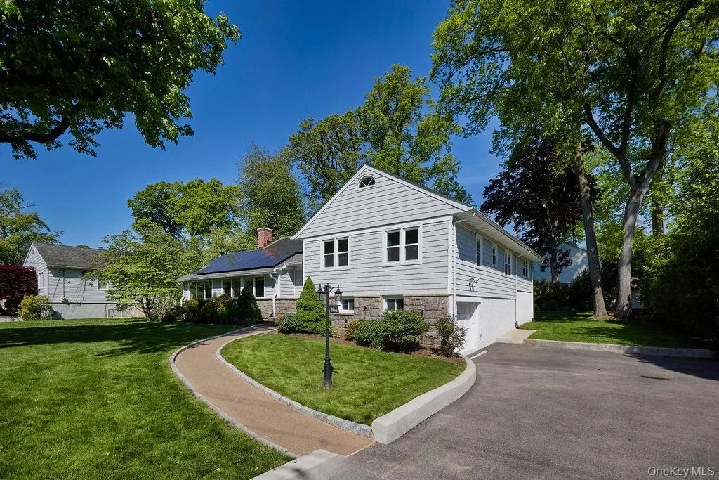 Large driveway can accommodate 4 cars easily Large driveway can accommodate 4 cars easily