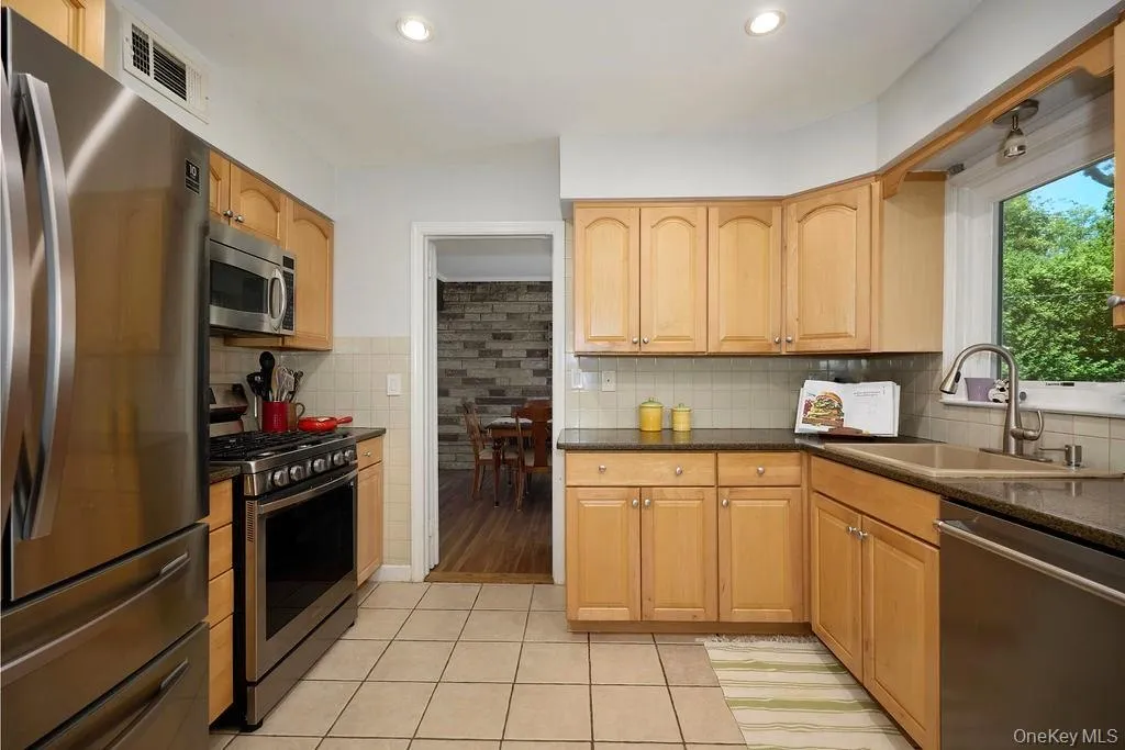 304 Surrey Drive, New Rochelle, NY, 4 Bedrooms Bedrooms, 10 Rooms Rooms,3 BathroomsBathrooms,Residential,For Rent,Surrey,0,999062 304 Surrey Drive, New Rochelle, NY, 4 Bedrooms Bedrooms, 10 Rooms Rooms,3 BathroomsBathrooms,Residential,For Rent,Surrey,0,999062