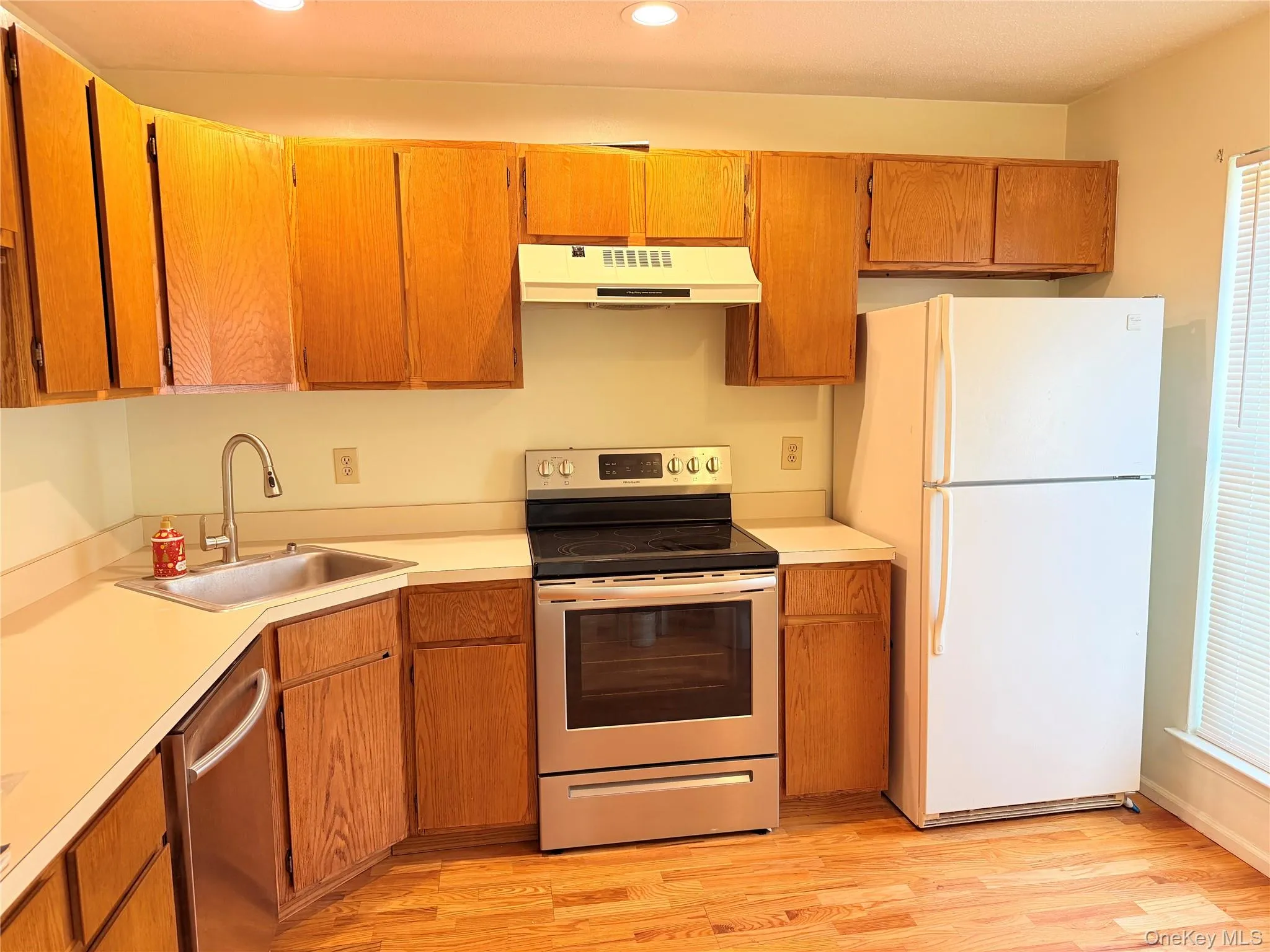 Eat-in Kitchen Eat-in Kitchen