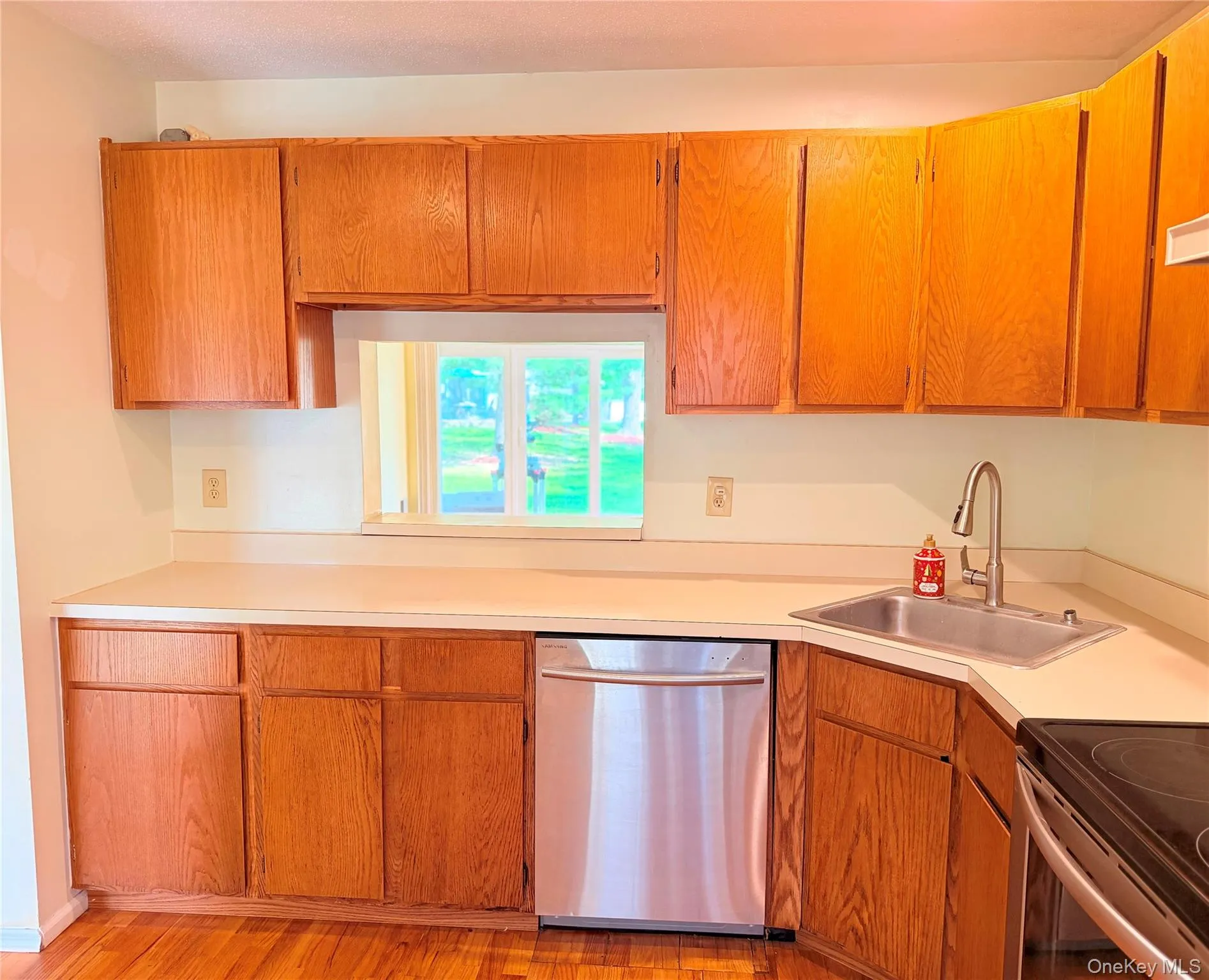 Eat-in Kitchen Eat-in Kitchen
