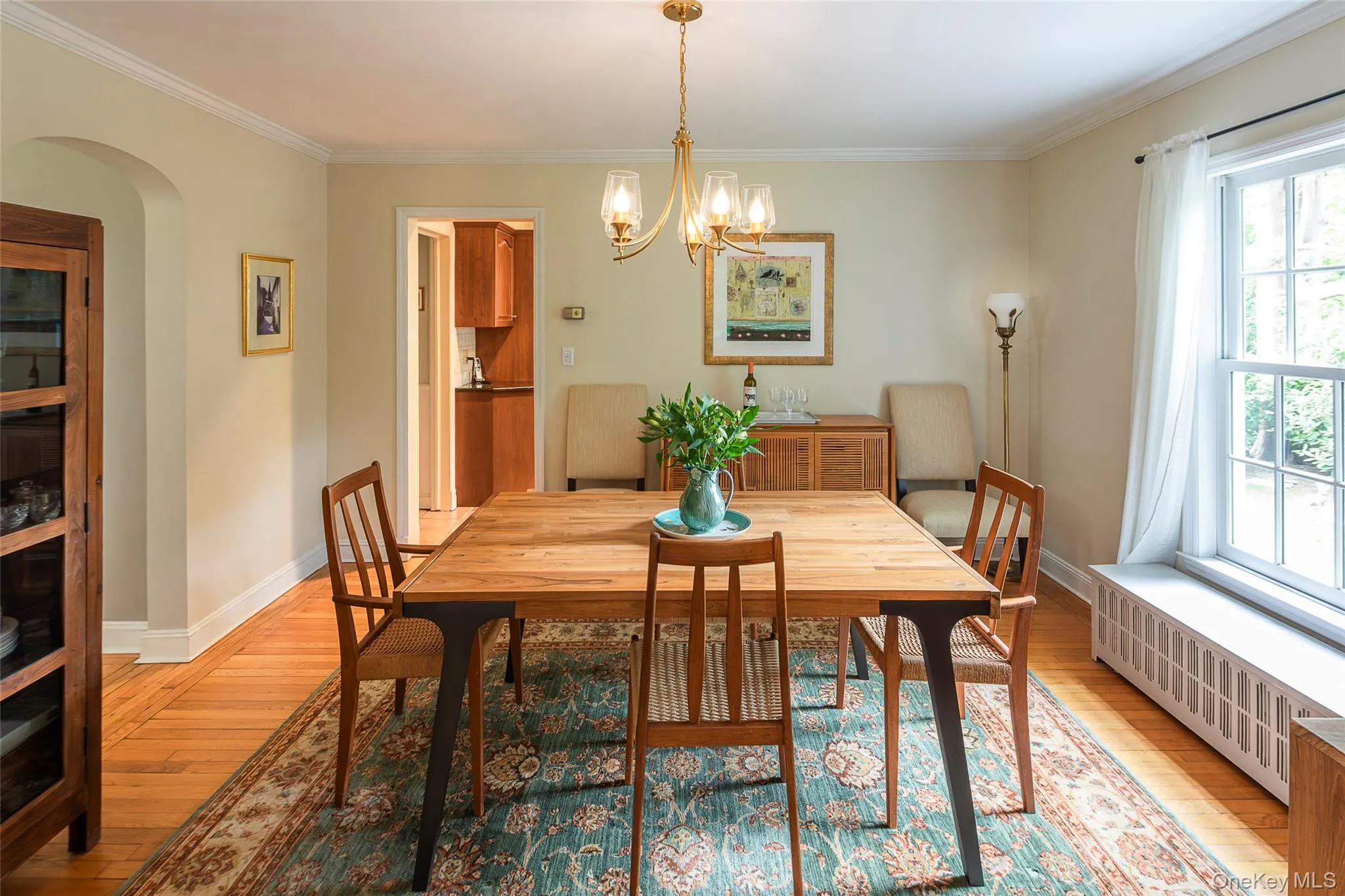 Dining Room connects to Living Room, Kitchen and Den Dining Room connects to Living Room, Kitchen and Den
