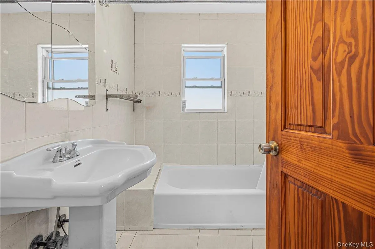 109 Gordon Avenue, North Hempstead, NY, 5 Bedrooms Bedrooms, 10 Rooms Rooms,3 BathroomsBathrooms,Residential,For Rent,Gordon,0,999118 109 Gordon Avenue, North Hempstead, NY, 5 Bedrooms Bedrooms, 10 Rooms Rooms,3 BathroomsBathrooms,Residential,For Rent,Gordon,0,999118