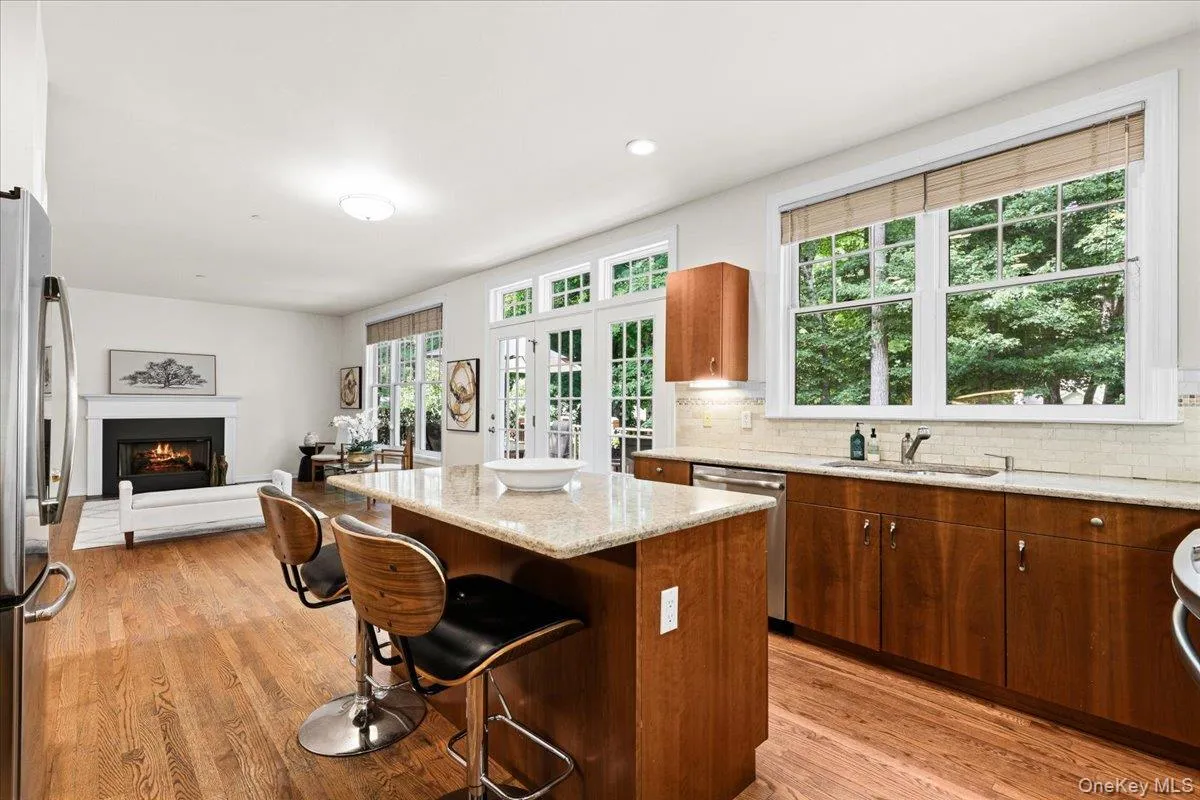 Large island great for entertaining Large island great for entertaining
