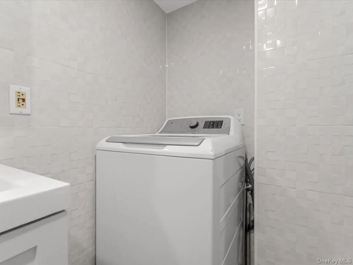 139-35 35th Avenue, New York, NY, 1 Bedroom Bedrooms, 3 Rooms Rooms,1 BathroomBathrooms,Residential Sale,For Rent,35th,0,999215 139-35 35th Avenue, New York, NY, 1 Bedroom Bedrooms, 3 Rooms Rooms,1 BathroomBathrooms,Residential Sale,For Rent,35th,0,999215