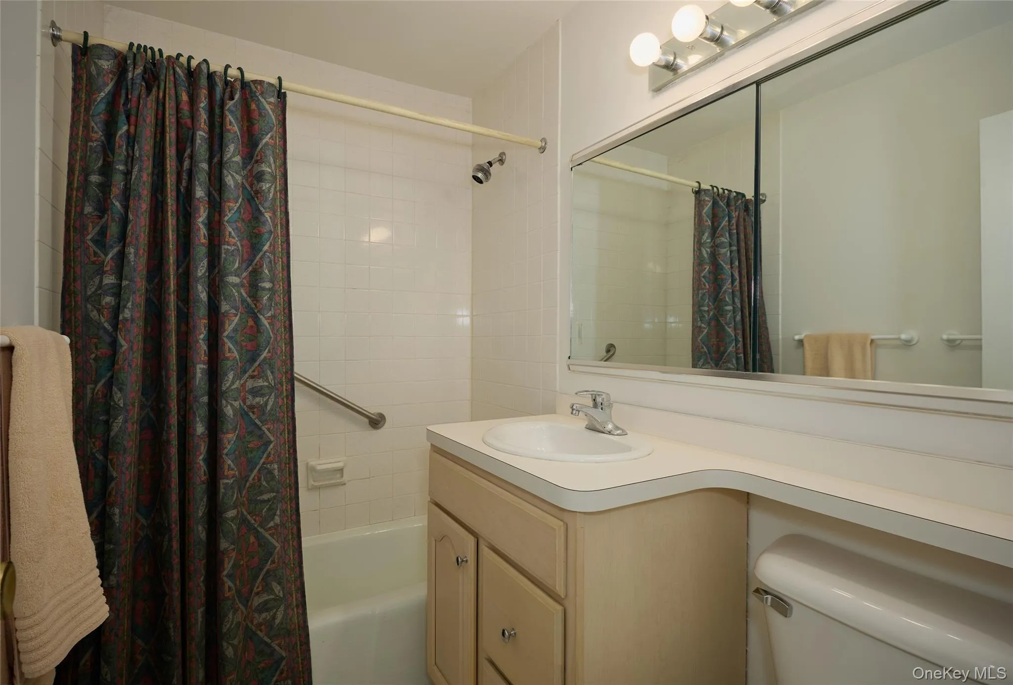 2nd bathroom with shower in tub, conveniently located next to the 2nd bedroom and hallway out to the living room 2nd bathroom with shower in tub, conveniently located next to the 2nd bedroom and hallway out to the living room