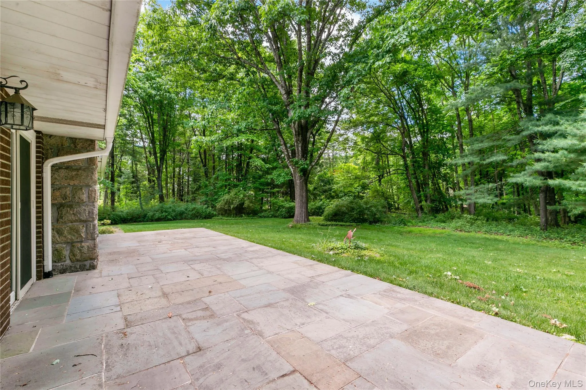 Expansive terrace with access to the interior in five different places. Ideal for entertaining. Expansive terrace with access to the interior in five different places. Ideal for entertaining.