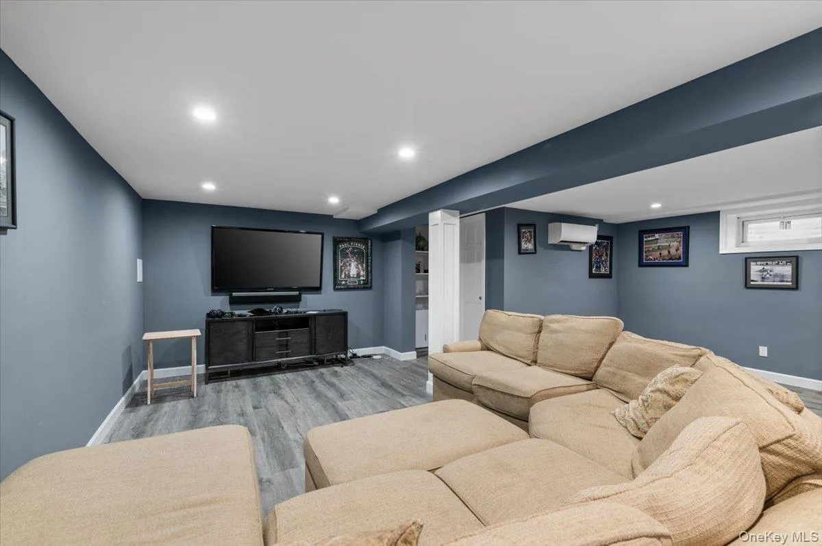 6 Apex Road, Huntington, NY, 5 Bedrooms Bedrooms, 12 Rooms Rooms,3 BathroomsBathrooms,Residential,For Rent,Apex,0,999293 6 Apex Road, Huntington, NY, 5 Bedrooms Bedrooms, 12 Rooms Rooms,3 BathroomsBathrooms,Residential,For Rent,Apex,0,999293