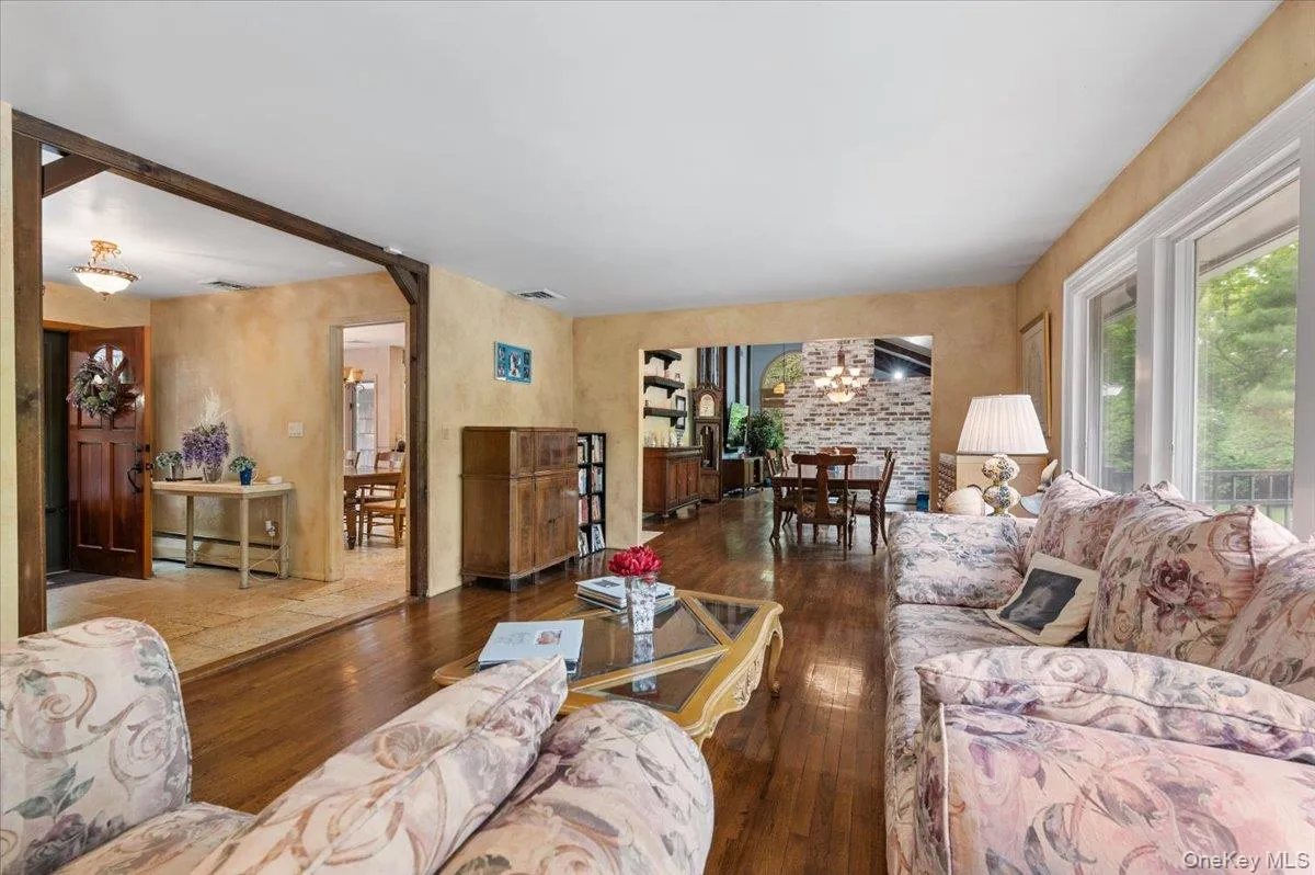 6 Apex Road, Huntington, NY, 5 Bedrooms Bedrooms, 12 Rooms Rooms,3 BathroomsBathrooms,Residential,For Rent,Apex,0,999293 6 Apex Road, Huntington, NY, 5 Bedrooms Bedrooms, 12 Rooms Rooms,3 BathroomsBathrooms,Residential,For Rent,Apex,0,999293