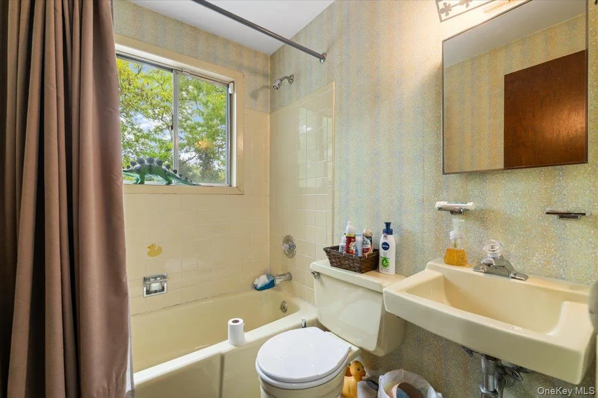 6 Apex Road, Huntington, NY, 5 Bedrooms Bedrooms, 12 Rooms Rooms,3 BathroomsBathrooms,Residential,For Rent,Apex,0,999293 6 Apex Road, Huntington, NY, 5 Bedrooms Bedrooms, 12 Rooms Rooms,3 BathroomsBathrooms,Residential,For Rent,Apex,0,999293