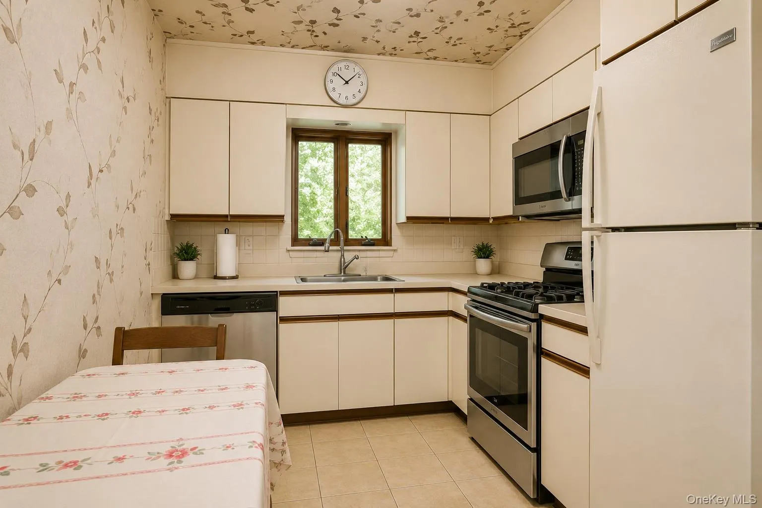 137-76 70th Road, New York, NY, 3 Bedrooms Bedrooms, 6 Rooms Rooms,1 BathroomBathrooms,Residential,For Rent,70th,0,999302 137-76 70th Road, New York, NY, 3 Bedrooms Bedrooms, 6 Rooms Rooms,1 BathroomBathrooms,Residential,For Rent,70th,0,999302