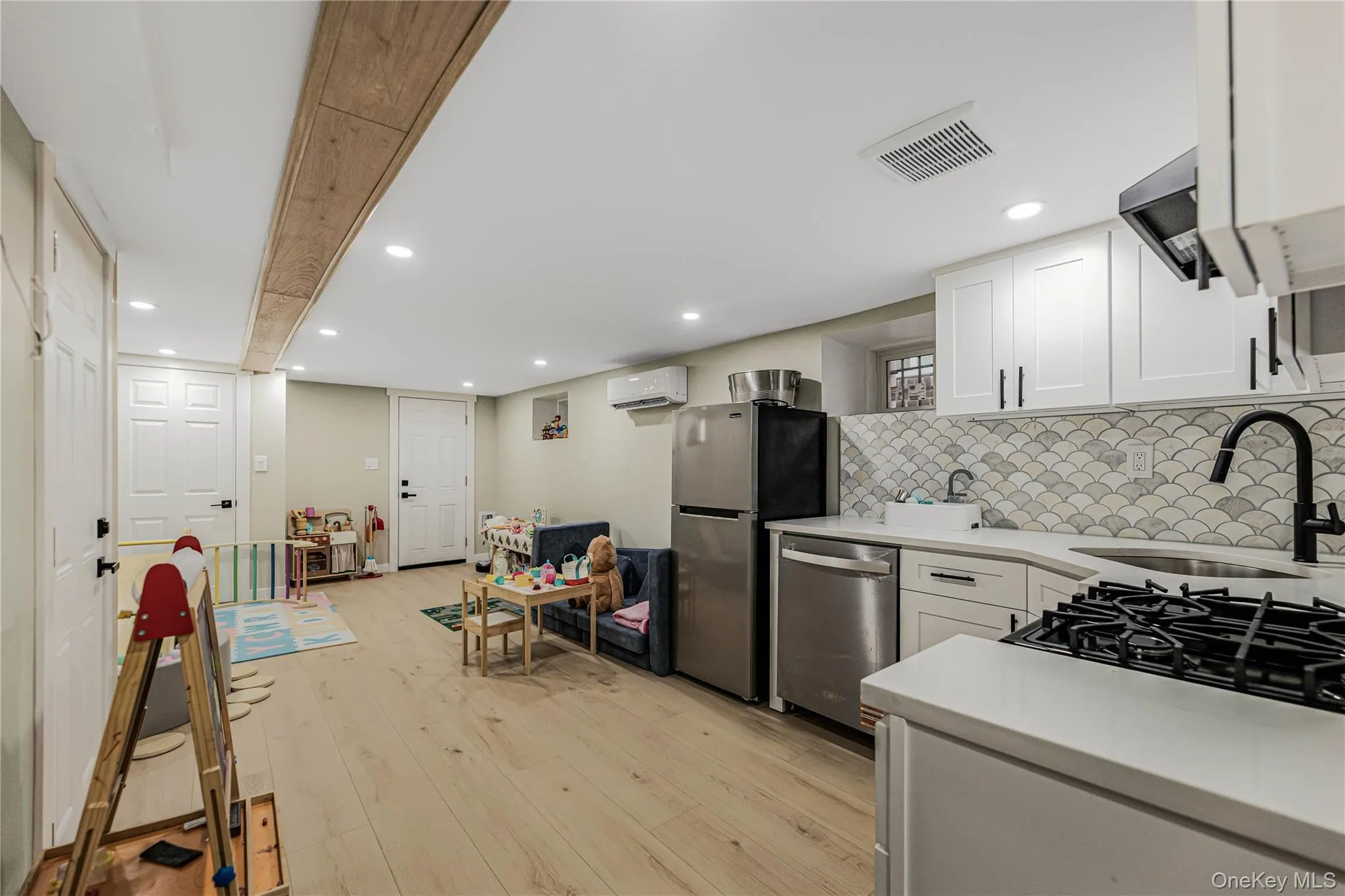 2881 Roberts Avenue, New York, NY, 4 Bedrooms Bedrooms, 8 Rooms Rooms,3 BathroomsBathrooms,Residential,For Rent,Roberts,0,999310 2881 Roberts Avenue, New York, NY, 4 Bedrooms Bedrooms, 8 Rooms Rooms,3 BathroomsBathrooms,Residential,For Rent,Roberts,0,999310