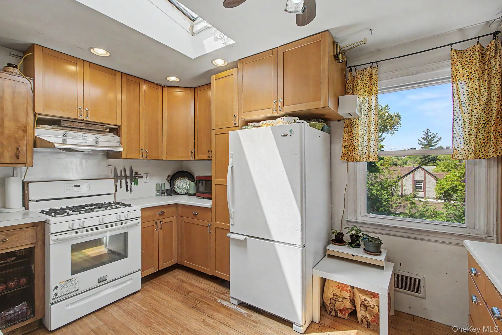 15 Beverly Road, Yonkers, NY, 4 Bedrooms Bedrooms, 7 Rooms Rooms,2 BathroomsBathrooms,Residential,For Rent,Beverly,0,999322 15 Beverly Road, Yonkers, NY, 4 Bedrooms Bedrooms, 7 Rooms Rooms,2 BathroomsBathrooms,Residential,For Rent,Beverly,0,999322