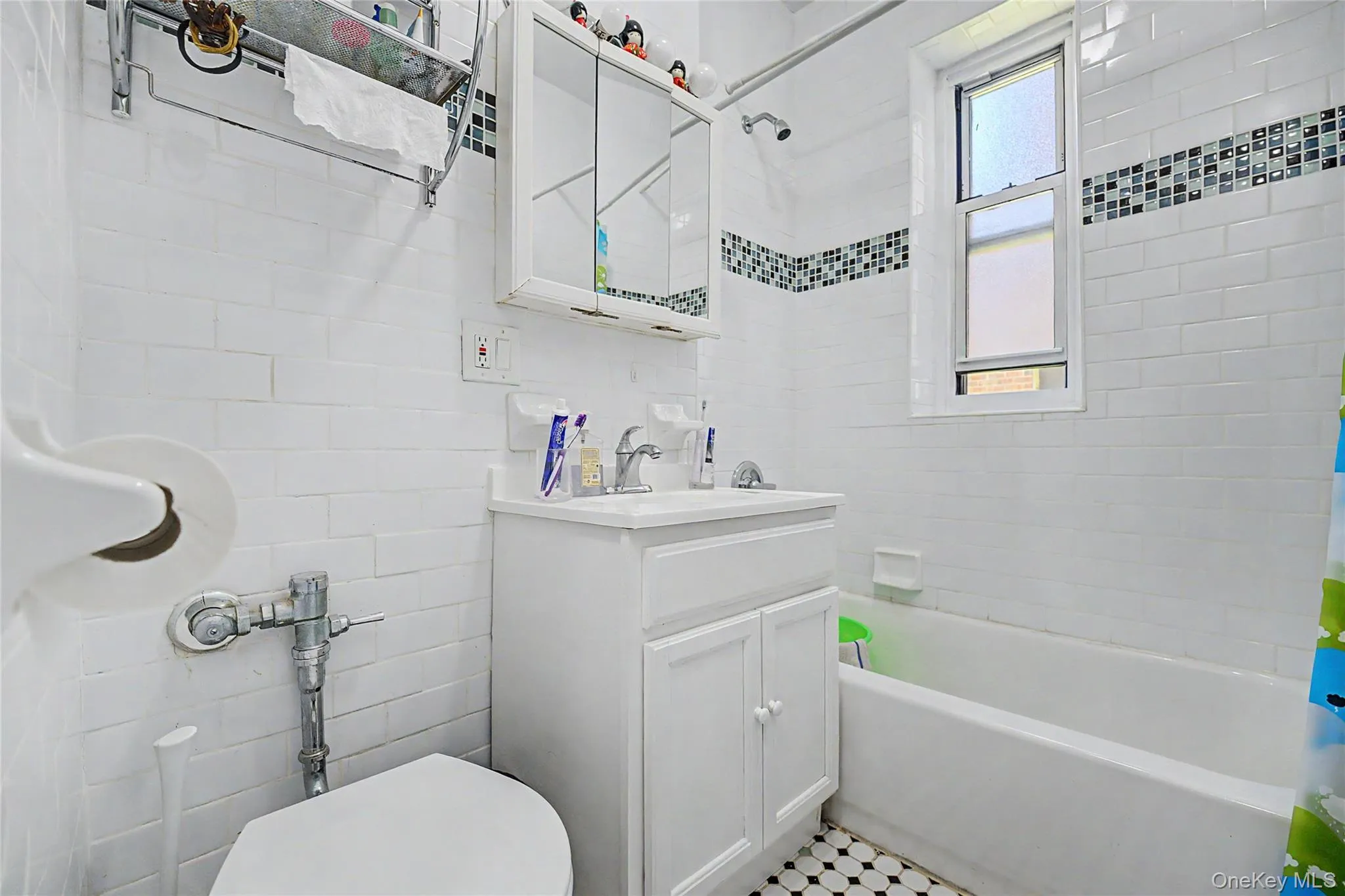 69-11 Yellowstone Boulevard, New York, NY, 2 Bedrooms Bedrooms, 5 Rooms Rooms,1 BathroomBathrooms,Residential Sale,For Rent,Yellowstone,0,999339 69-11 Yellowstone Boulevard, New York, NY, 2 Bedrooms Bedrooms, 5 Rooms Rooms,1 BathroomBathrooms,Residential Sale,For Rent,Yellowstone,0,999339