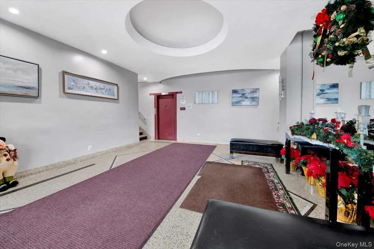 Beautifully Maintained Building Lobby Beautifully Maintained Building Lobby