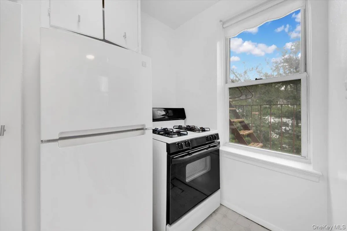 4295 Webster, New York, NY, 2 Rooms Rooms,1 BathroomBathrooms,Residential,For Rent,Webster,0,999438 4295 Webster, New York, NY, 2 Rooms Rooms,1 BathroomBathrooms,Residential,For Rent,Webster,0,999438