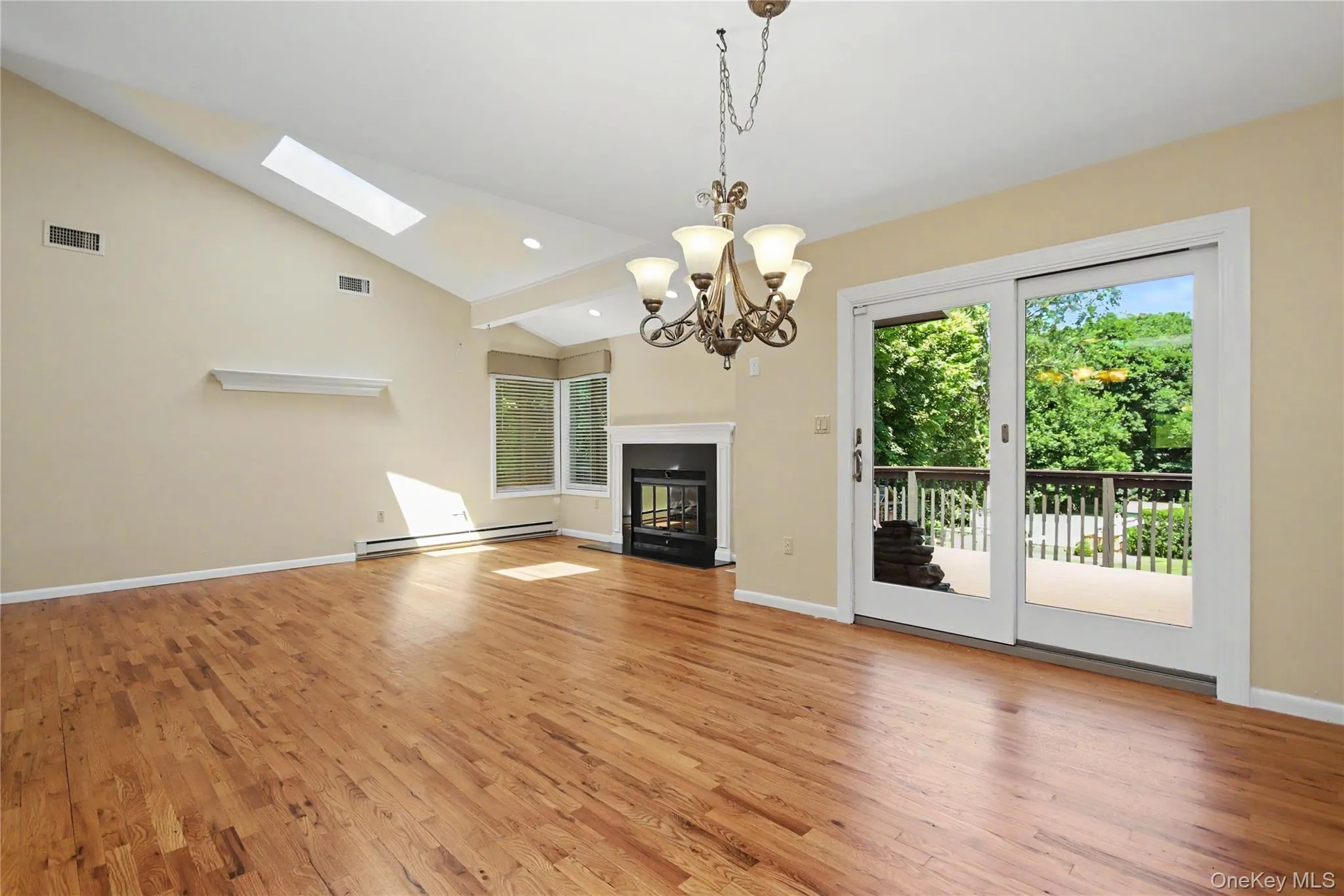 Plenty of Natural Light with Skylight, etc. Plenty of Natural Light with Skylight, etc.