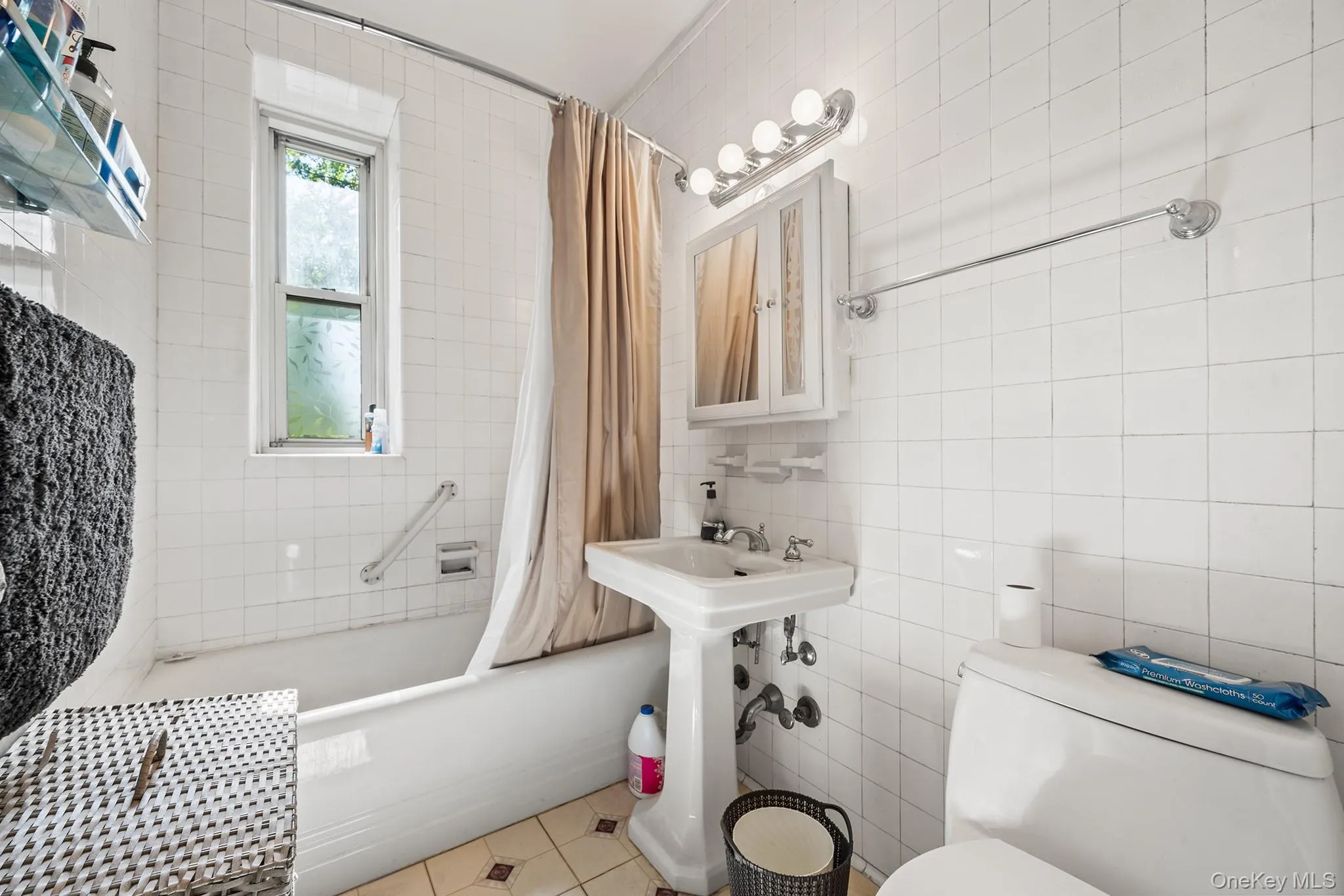 68-10 108th Street, New York, NY, 3 Rooms Rooms,1 BathroomBathrooms,Residential Sale,For Rent,108th,0,999480 68-10 108th Street, New York, NY, 3 Rooms Rooms,1 BathroomBathrooms,Residential Sale,For Rent,108th,0,999480