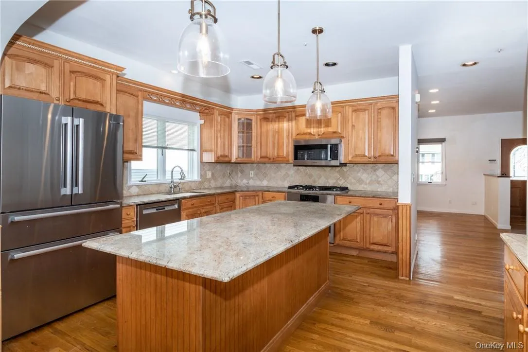 Large Kitchen with Granite Countertops, New Bosch Appliances Large Kitchen with Granite Countertops, New Bosch Appliances