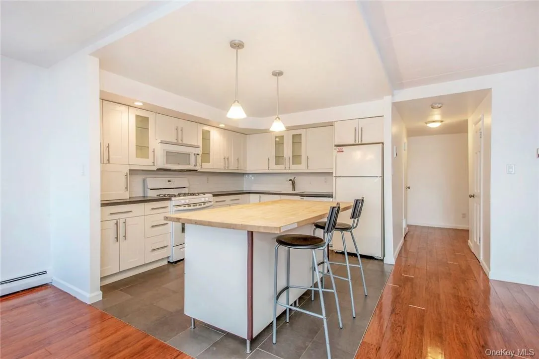 Eat in Kitchen with large Island Eat in Kitchen with large Island