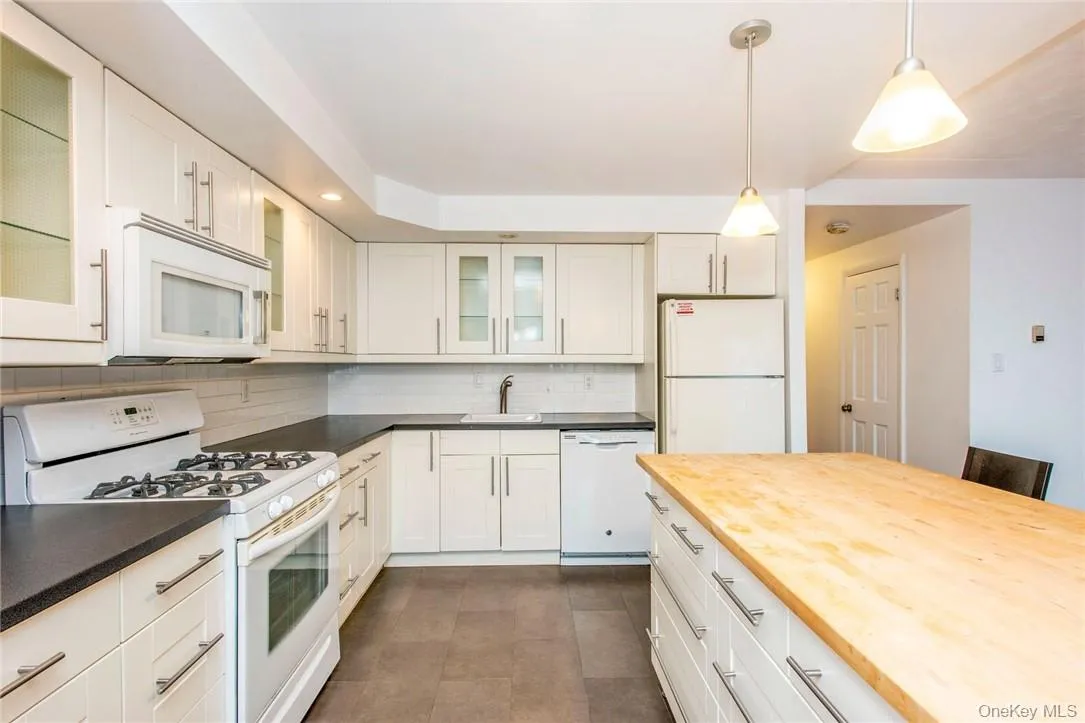 Plenty of cabinet and counter space Plenty of cabinet and counter space