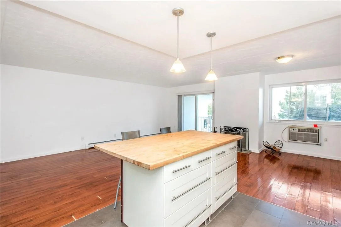Large island in kitchen with storage Large island in kitchen with storage