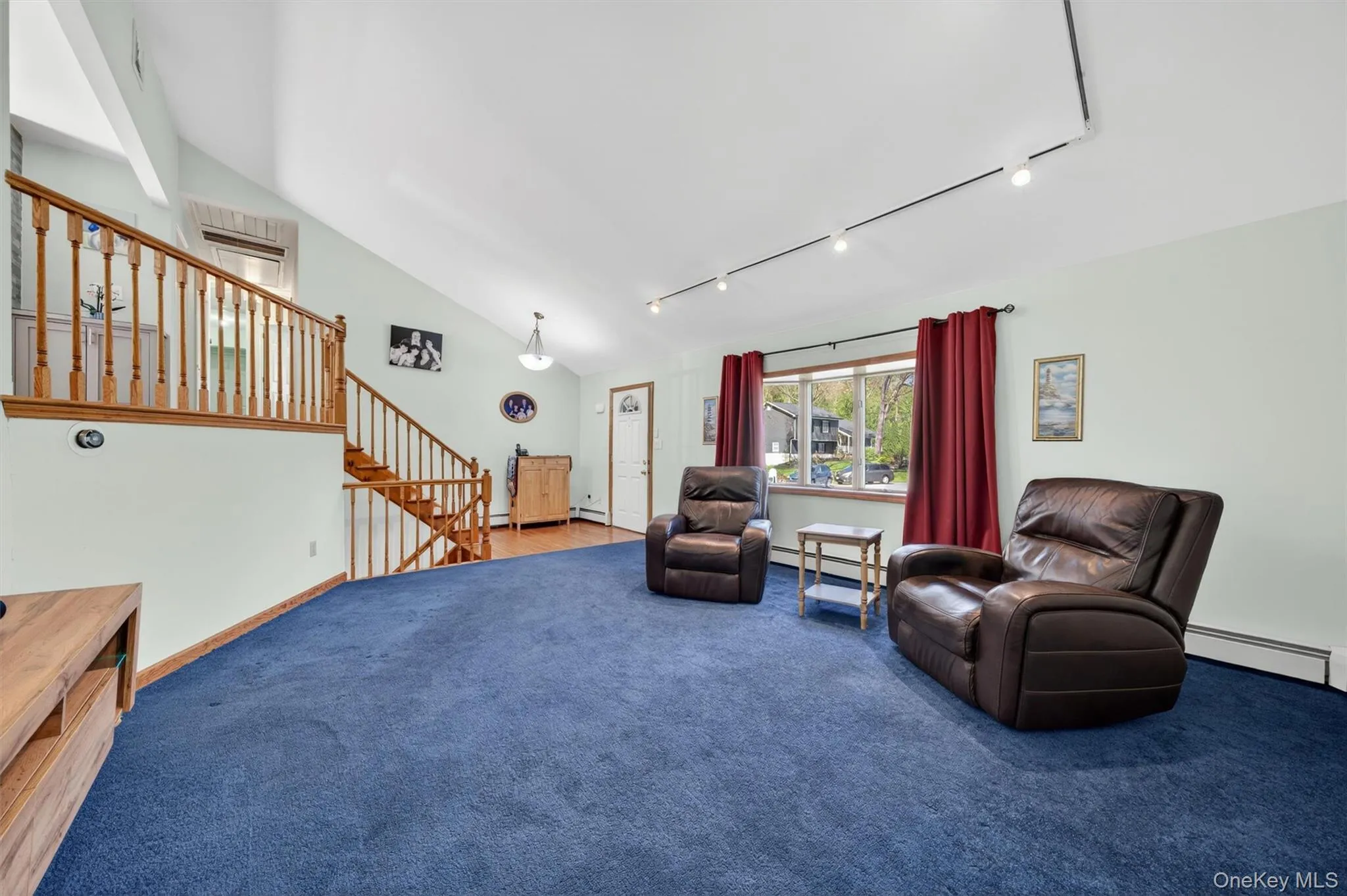 Soaring ceilings and natural light. Soaring ceilings and natural light.