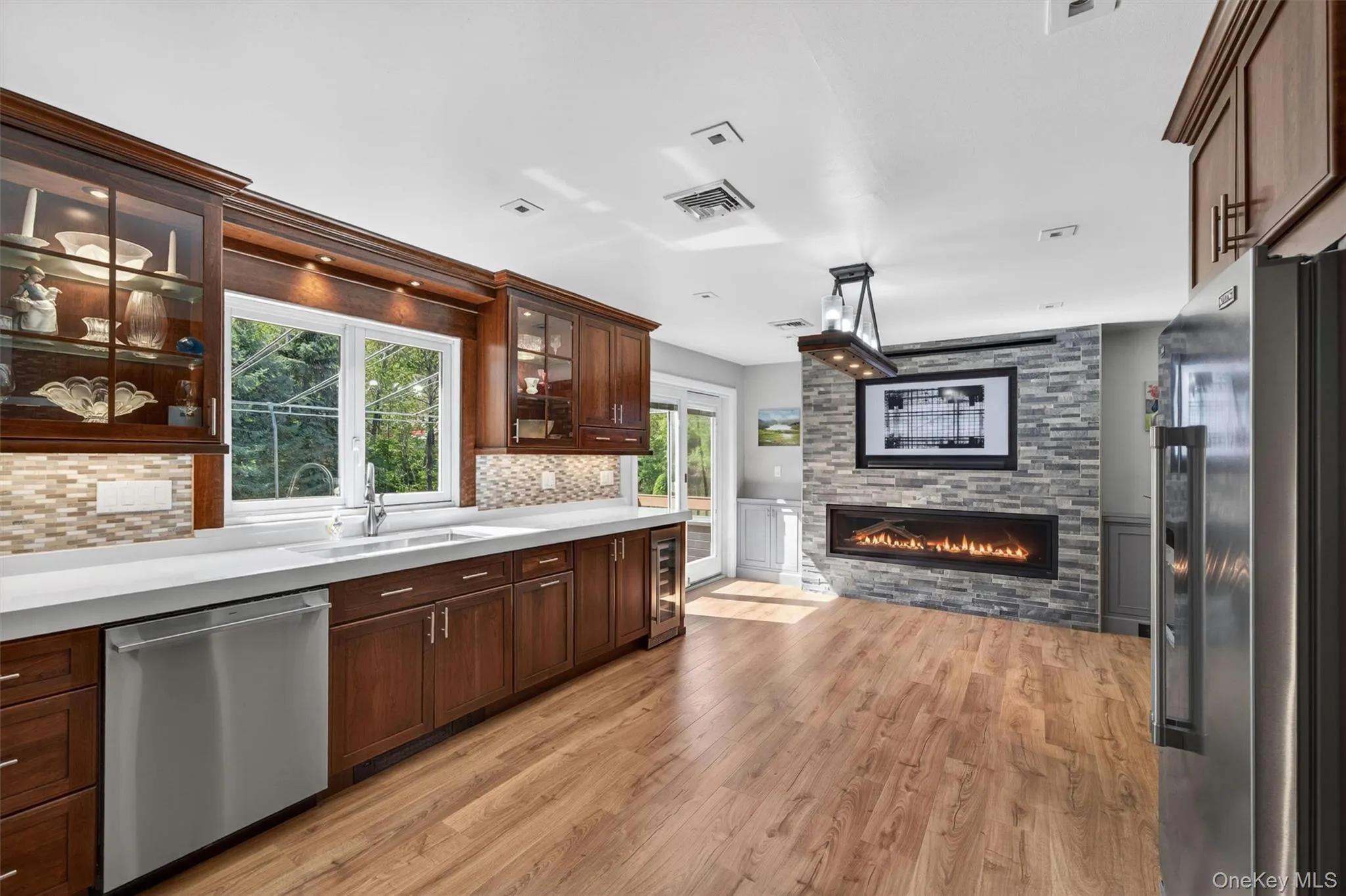 Renovated in 2021 with state of the art appliances. Renovated in 2021 with state of the art appliances.