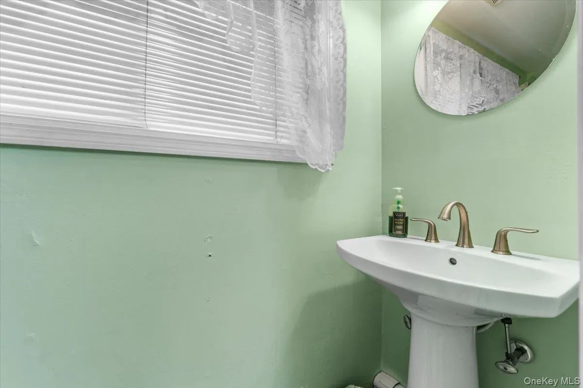 57 Meeting Lane, Oyster Bay, NY, 4 Bedrooms Bedrooms, 13 Rooms Rooms,2 BathroomsBathrooms,Residential,For Rent,Meeting,0,999551 57 Meeting Lane, Oyster Bay, NY, 4 Bedrooms Bedrooms, 13 Rooms Rooms,2 BathroomsBathrooms,Residential,For Rent,Meeting,0,999551