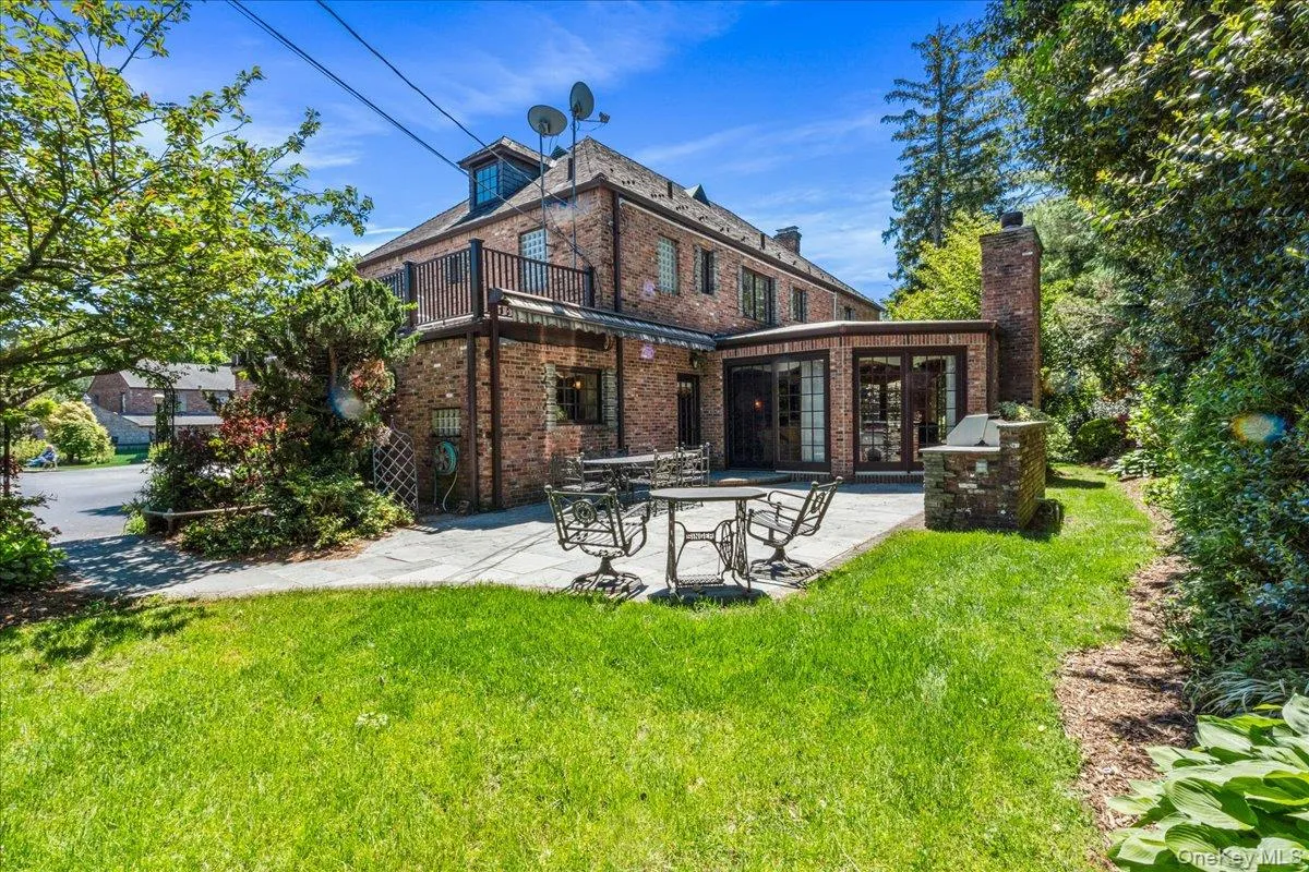 79 Aldershot Lane, North Hempstead, NY, 4 Bedrooms Bedrooms, 9 Rooms Rooms,3 BathroomsBathrooms,Residential,For Rent,Aldershot,0,999554 79 Aldershot Lane, North Hempstead, NY, 4 Bedrooms Bedrooms, 9 Rooms Rooms,3 BathroomsBathrooms,Residential,For Rent,Aldershot,0,999554