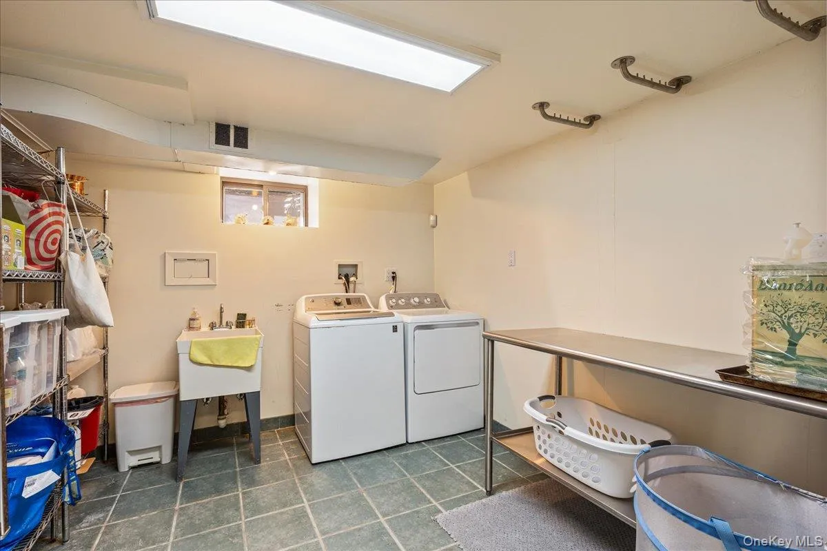 79 Aldershot Lane, North Hempstead, NY, 4 Bedrooms Bedrooms, 9 Rooms Rooms,3 BathroomsBathrooms,Residential,For Rent,Aldershot,0,999554 79 Aldershot Lane, North Hempstead, NY, 4 Bedrooms Bedrooms, 9 Rooms Rooms,3 BathroomsBathrooms,Residential,For Rent,Aldershot,0,999554