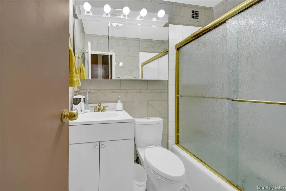 130 Colonial Parkway, Yonkers, NY, 2 Bedrooms Bedrooms, 5 Rooms Rooms,2 BathroomsBathrooms,Residential,For Rent,Colonial,0,999570 130 Colonial Parkway, Yonkers, NY, 2 Bedrooms Bedrooms, 5 Rooms Rooms,2 BathroomsBathrooms,Residential,For Rent,Colonial,0,999570