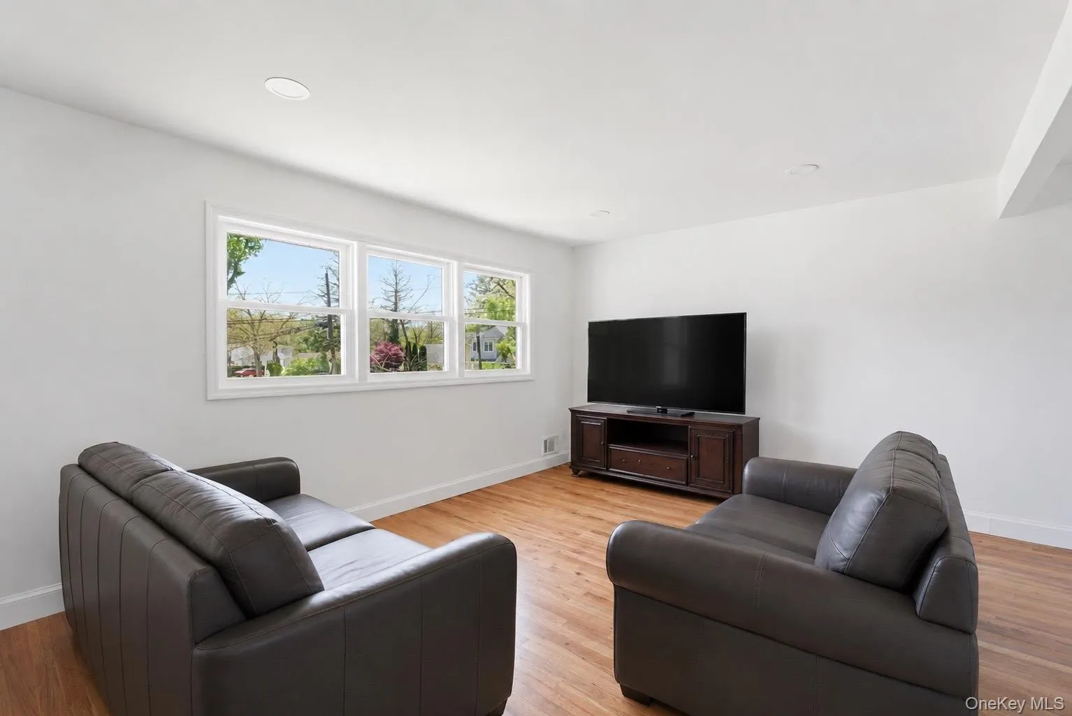 125 Missouri Avenue, Islip, NY, 5 Bedrooms Bedrooms, 11 Rooms Rooms,3 BathroomsBathrooms,Residential,For Rent,Missouri,0,999571 125 Missouri Avenue, Islip, NY, 5 Bedrooms Bedrooms, 11 Rooms Rooms,3 BathroomsBathrooms,Residential,For Rent,Missouri,0,999571