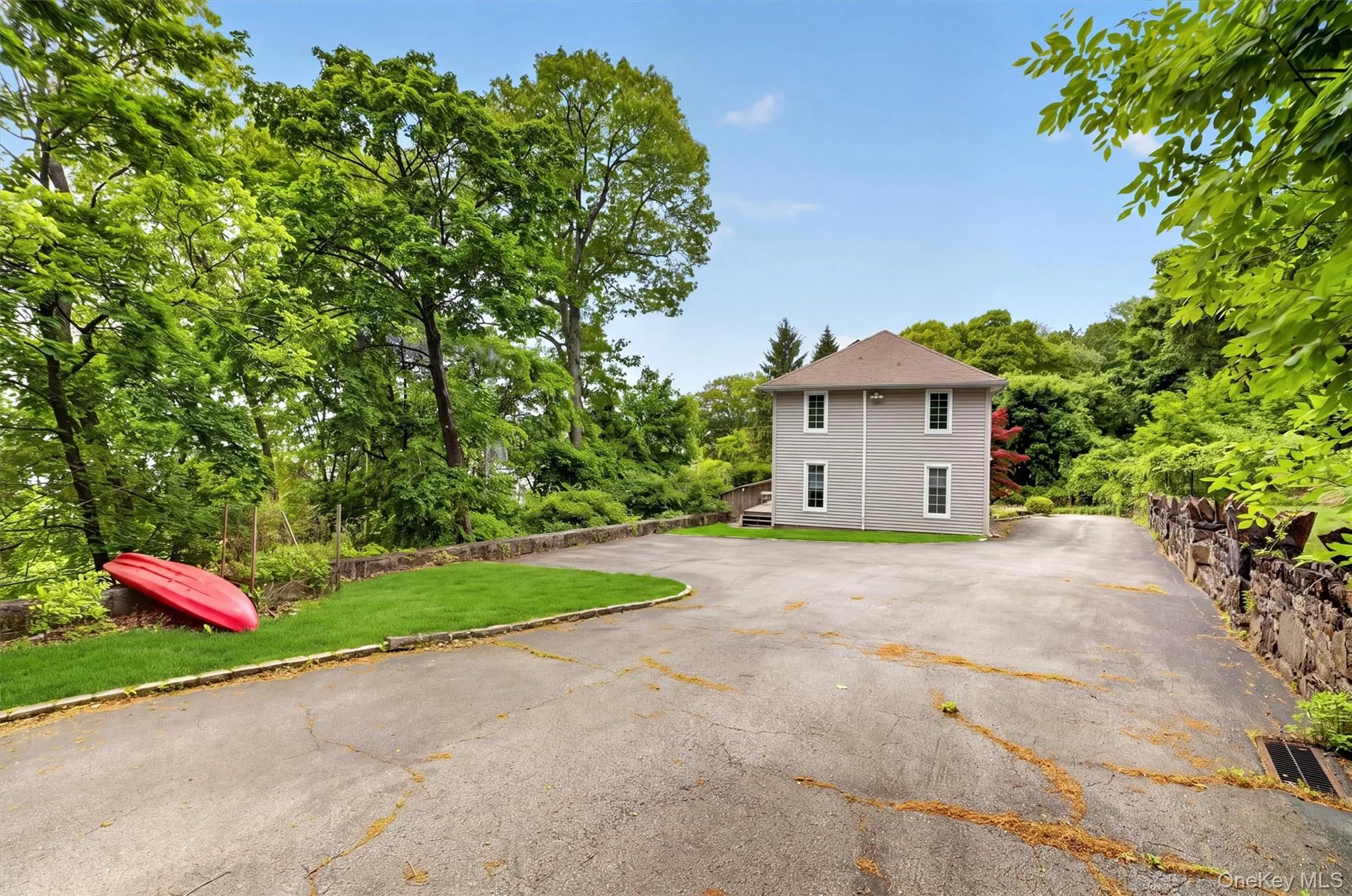 The expansive driveway offers ample parking and easy access and convenience. The expansive driveway offers ample parking and easy access and convenience.