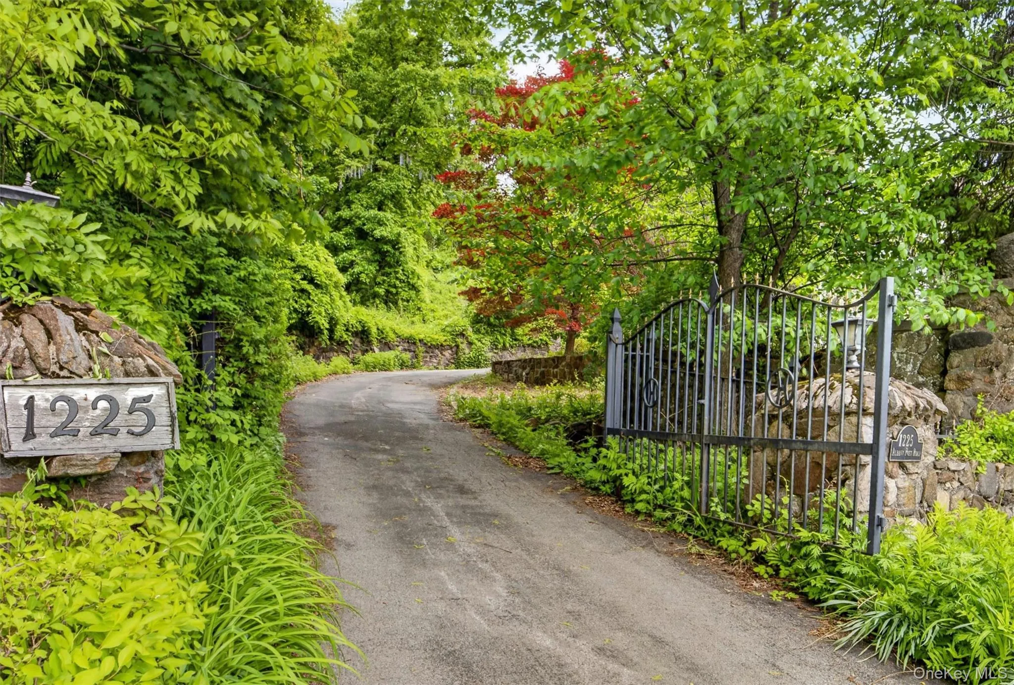 Private driveway entrance leading to this one-of-a-kind Hudson River retreat. Private driveway entrance leading to this one-of-a-kind Hudson River retreat.