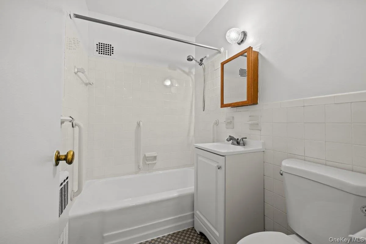 3125 Tibbett Avenue, New York, NY, 1 Bedroom Bedrooms, 3 Rooms Rooms,1 BathroomBathrooms,Residential,For Rent,Tibbett,0,999621 3125 Tibbett Avenue, New York, NY, 1 Bedroom Bedrooms, 3 Rooms Rooms,1 BathroomBathrooms,Residential,For Rent,Tibbett,0,999621