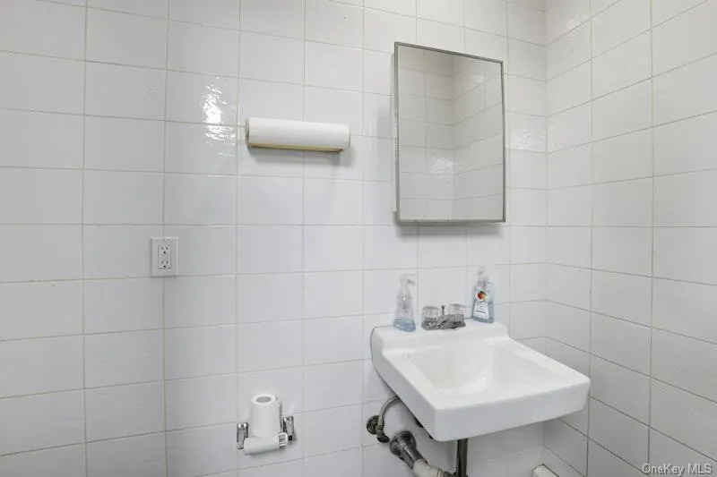 4169 Iris Place, Oyster Bay, NY, 3 Bedrooms Bedrooms, 7 Rooms Rooms,Residential Sale,For Rent,Iris,0,999648 4169 Iris Place, Oyster Bay, NY, 3 Bedrooms Bedrooms, 7 Rooms Rooms,Residential Sale,For Rent,Iris,0,999648